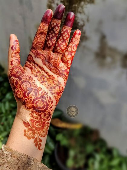 Sunkissed and beautiful. The natural light highlights the deep red and brown tones of this fully developed henna stain.