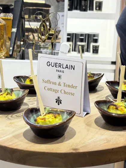 A vegetarian delight created for Guerlain. These bites feature tender cottage cheese infused with luxurious saffron, offering a taste of understated opulence.