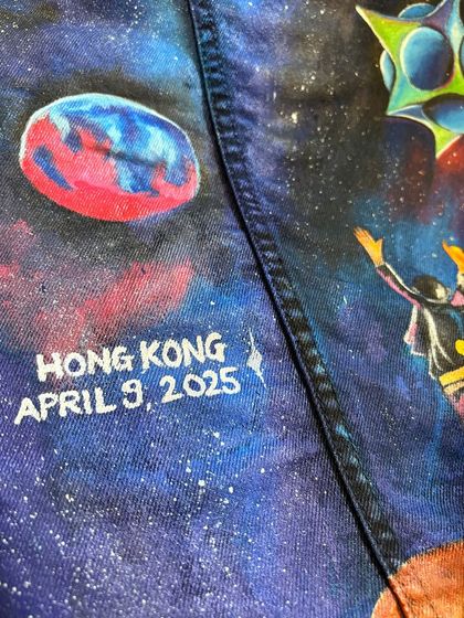 A special personalized detail on the jacket, marking the location and date of the concert: "HONG KONG APRIL 9, 2025." This makes the wearable art a unique souvenir of a memorable event.