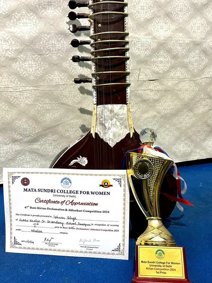 We are proud when our instruments are part of our students' success. One of our students won first prize with this Sitar at a kirtan competition, a testament to the quality we provide.