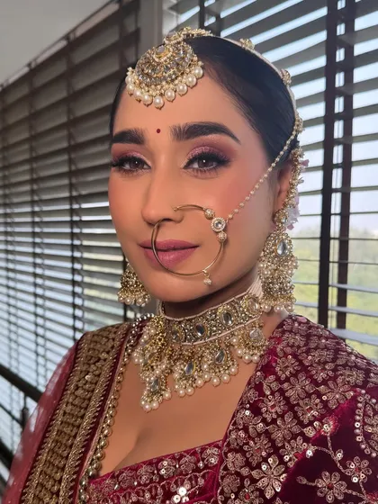 My bride Varda looked stunning. I created a look with dramatic pink-toned eyes and a flawless base, captured here in direct sunlight with no filters.