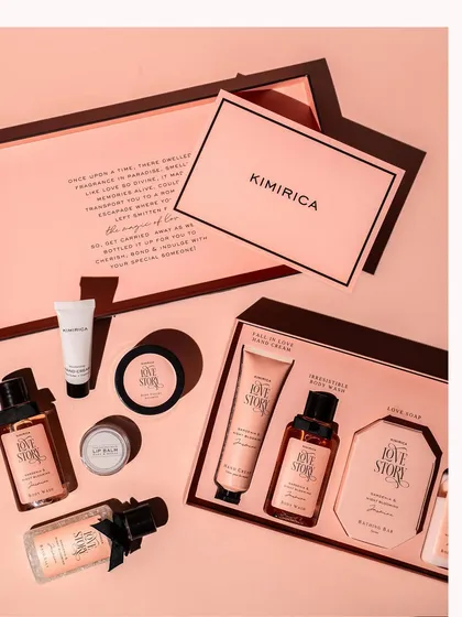 A clean and elegant flat lay of a beauty gift set. This minimalist approach focuses on the products themselves, using precise composition and soft lighting to create a sophisticated look for e-commerce and catalogue photography.