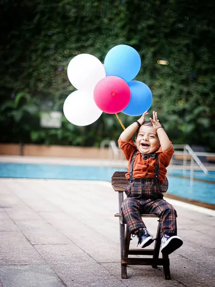 The purest joy is unscripted. This moment of laughter, with balloons ready for fun by the poolside, is exactly what I aim to capture. It's all about real smiles and happy kids.