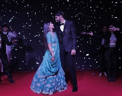 A grand finale pose with backup dancers. We can arrange for professional dancers to make your performance even more spectacular.