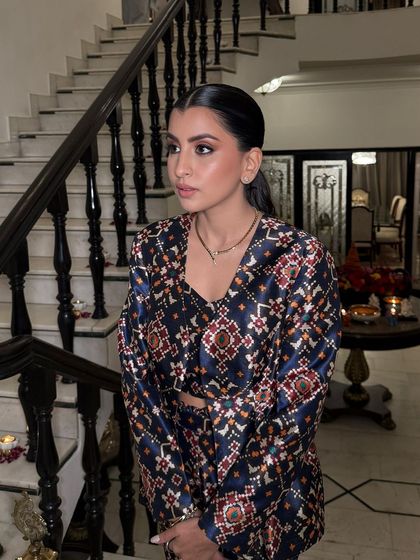 The perfect festive look. Aishani's bronze makeup is warm and inviting, ideal for celebrating with family and friends during the festive season.