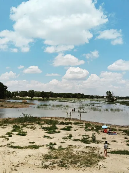The landscape of the lake offers a vast, open classroom for exploration. Here, under a wide sky, the children are free to wander, observe, and connect with the natural world on their own terms during our clay harvesting trip.