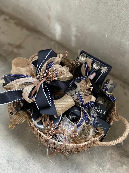 A bottle and gift set with a sophisticated navy and jute theme. The rustic texture of the jute is beautifully contrasted with the classic navy ribbon, creating a refined, masculine aesthetic.