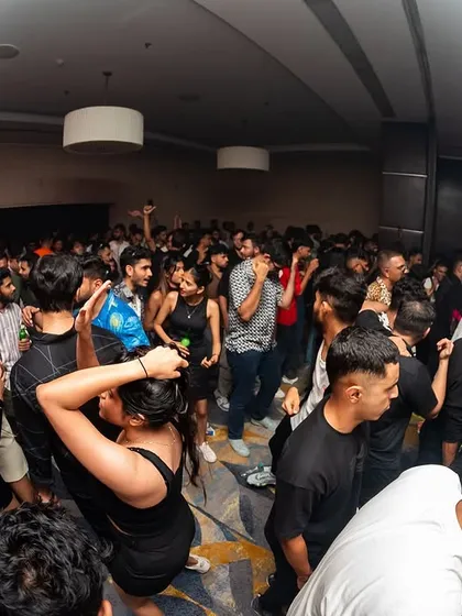 The crowd at i-Bar completely immersed in the music. This is the result of a well crafted set that builds and releases energy.