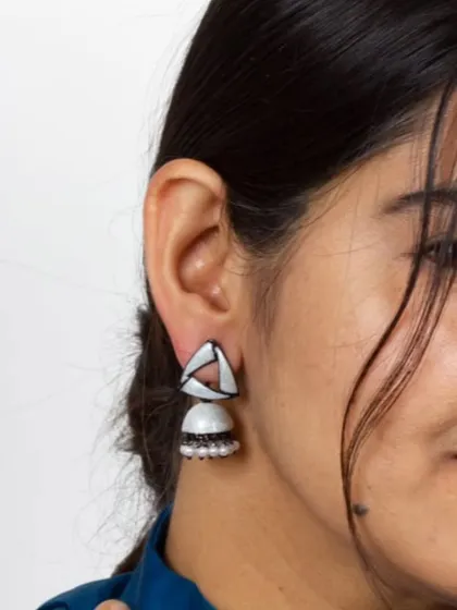 Sometimes, just decent white is all you need. These geometric enamel jhumkis offer a clean, modern look while still being lightweight and comfortable.