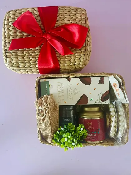 This Kauna box hamper is an eco-friendly and sustainable gift option. Here it's filled with cookies, tea, and a beautiful pearl bracelet.