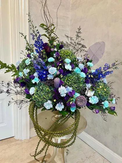 Another view of this immaculate and incredibly chic arrangement. The cascading string-of-pearls and full form show the artistry and Kusum flair that goes into every piece.