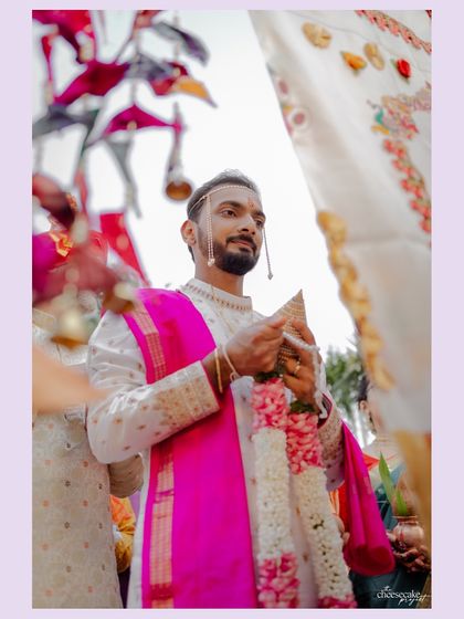The groom waiting with the garland during the 'antarpat' ritual.