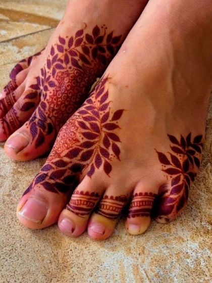 A stain update for this beautiful leafy design on the feet. The color has deepened into a lovely dark maroon, which is exactly what you want from good quality, natural henna.