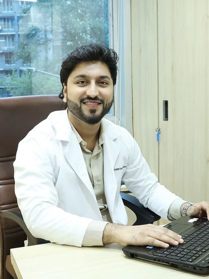 Wishing everyone joy and love during the festive season, from my desk at the clinic. It’s a reminder that happiness and well-being are what truly matter.