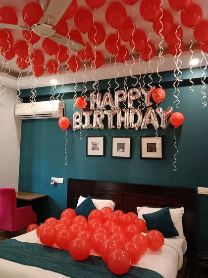 For a simple yet beautiful surprise, I offer bedroom decoration packages. This service includes filling the ceiling with red balloons with flowing ribbons, placing more balloons on the bed, and adding a "Happy Birthday" foil balloon banner on the wall. It's a quick and easy way to make someone's day special.