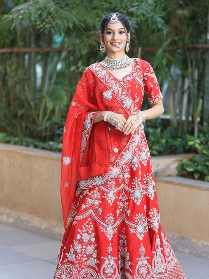 A complete bridal look featuring a heavy, gold-plated Kundan necklace, haath phool, and maang tikka, all available for rent.