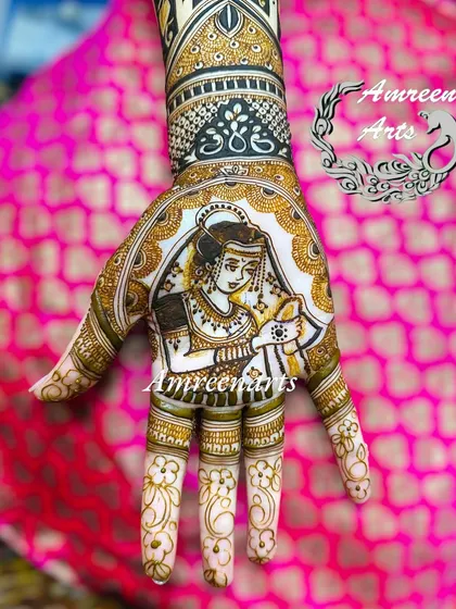 A single palm showcasing a detailed portrait of a Marathi bride, highlighting the intricate jewelry and facial features.