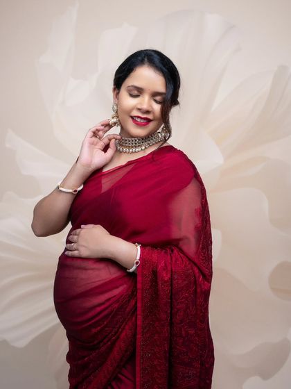 This gorgeous mom-to-be in a red saree trusted us to capture her essence, and the result is pure magic. A story of elegance and memories that last a lifetime.