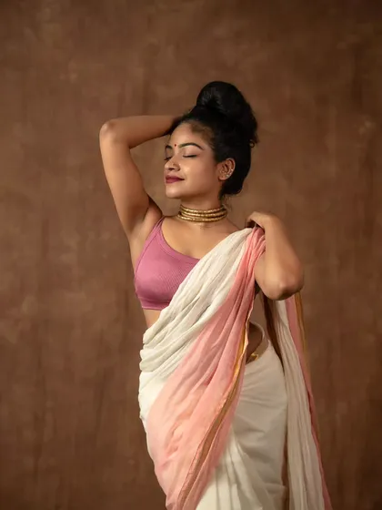Grace and poise. A self-portrait capturing the timeless beauty of a saree.