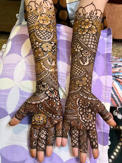 A beautiful example of personalization, with the groom's name written in elegant calligraphy on the bride's palm.