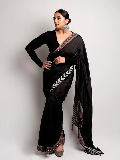 A full-length view of the JJ Valaya saree, a perfect rental for an awards night or a formal event where you want to make a sophisticated statement.