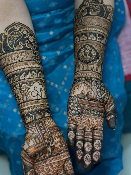 A close-up of the custom elements, including the couple's initials and elephant figures.