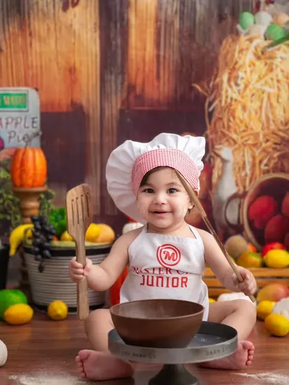 A little chef in the making! This 'Master Junior' theme is full of fun props and creates adorable, personality-filled portraits.