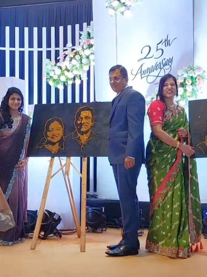 The couples posing with their finished glitter portraits. It's wonderful to see guests capturing this special moment, which is the whole purpose of creating this unique, live art experience.