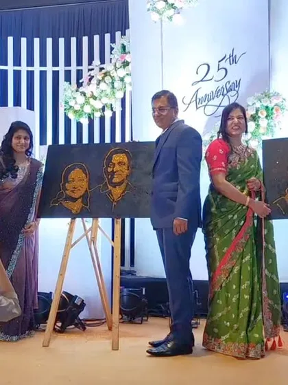 The couples posing with their finished glitter portraits. It's wonderful to see guests capturing this special moment, which is the whole purpose of creating this unique, live art experience.