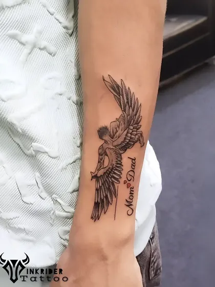 This tattoo combines the myth of Icarus with a tribute to "Mom" and "Dad," symbolizing the support of family in pursuing one's dreams.