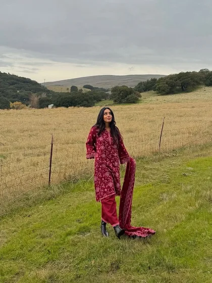 Winter just leveled up. Annie Gill Dhillon is beating the chill in my stylish Juno Kurta set from the Oon collection, looking effortlessly chic in the countryside.