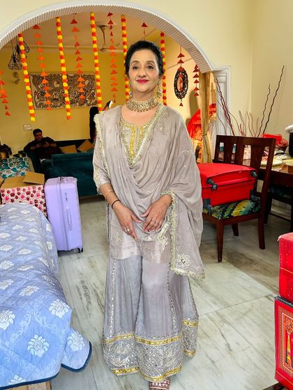 Another beautiful shot of this elegant look.