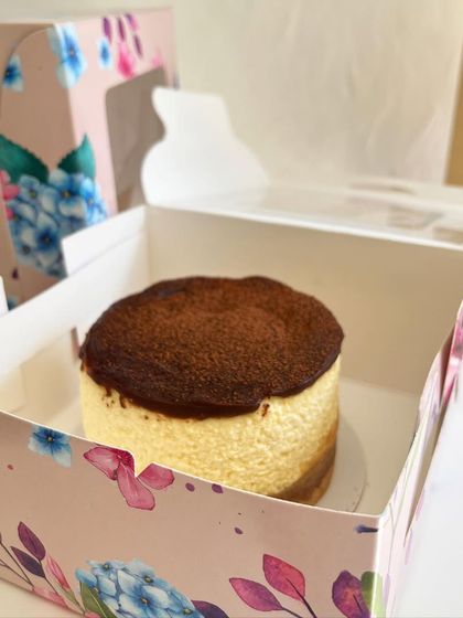 Our mini New York baked cheesecake, dusted with cocoa, is the perfect single-serving indulgence. It comes packed in our beautiful floral box, ready for gifting.
