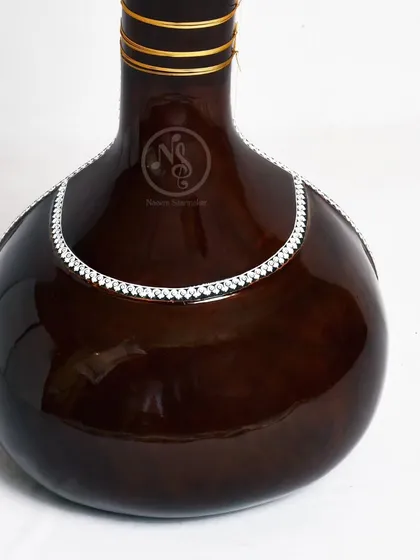 A detailed view of the polished gourd (tumba) on one of our sitars. The quality of the polish and the fine line work are hallmarks of our Miraj craftsmanship.