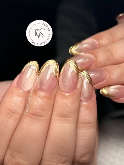 Another view of these elegant, textured gold chrome nails. The almond shape and neutral base make it a versatile look for the entire wedding season.