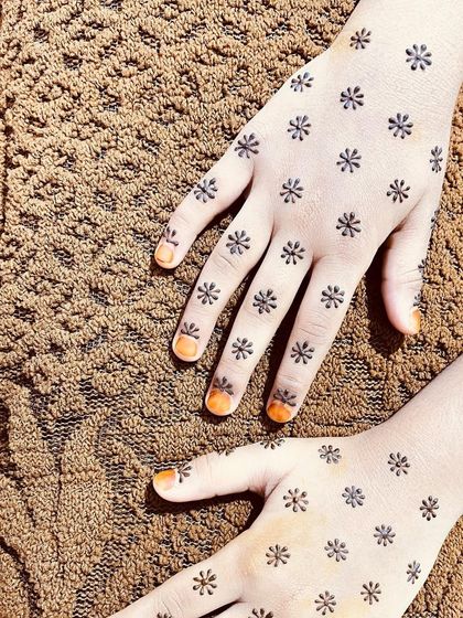 Another view of the cute scattered daisy design.