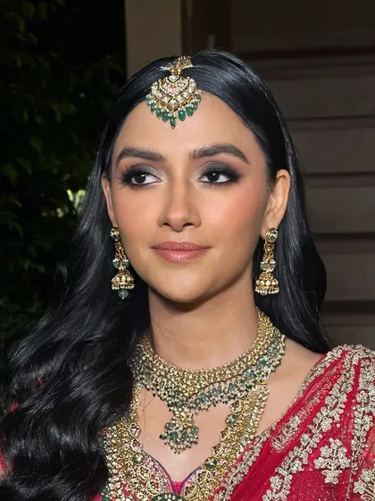 A soft, smoky eye paired with nude peachy lips to highlight this bride's natural beauty. This look is all about subtle sophistication, blending timeless charm with modern grace for her wedding day.