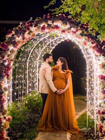 This archway, adorned with both flowers and fairy lights, provides a beautiful frame for romantic photos, blending natural elements with magical lighting.