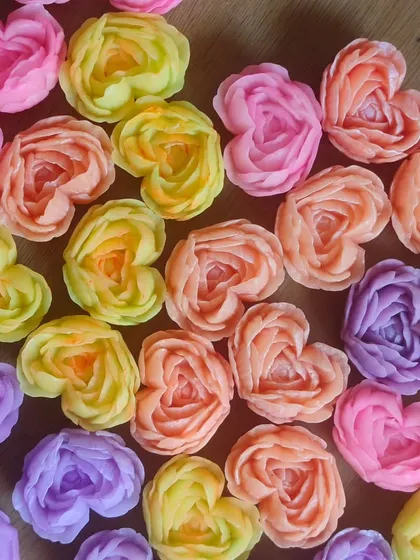A collection of heart-shaped floral soaps, a beautiful and elegant option for return favors.