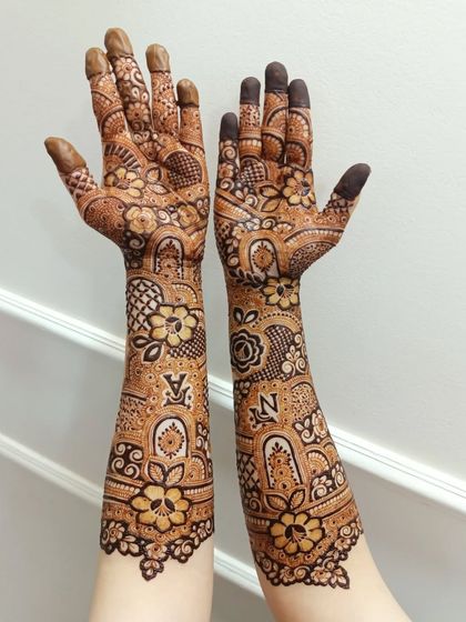 This non-bridal design includes personalized initials, 'N' and 'A', hidden within the floral and geometric patterns.