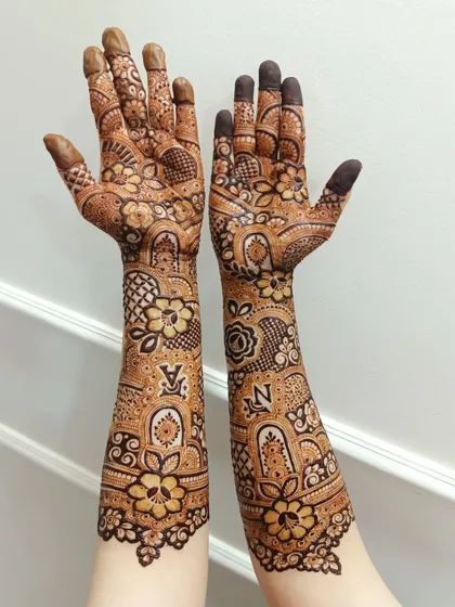 This non-bridal design includes personalized initials, 'N' and 'A', hidden within the floral and geometric patterns.