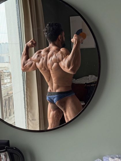 Another back double bicep in the mirror.