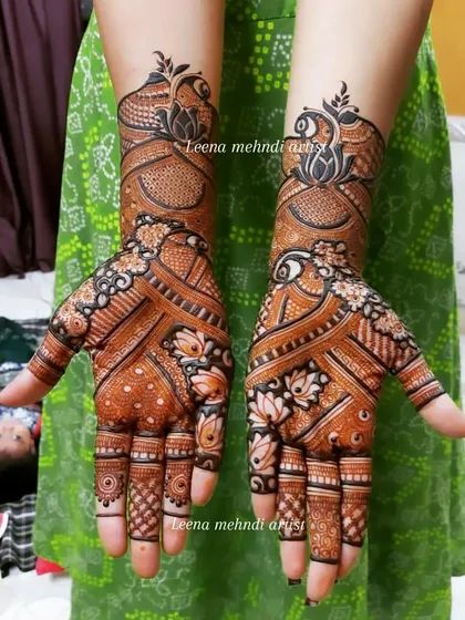A beautiful siders design featuring peacock and lotus motifs. The pattern is dense and intricate, making it a great choice for someone close to the bride.