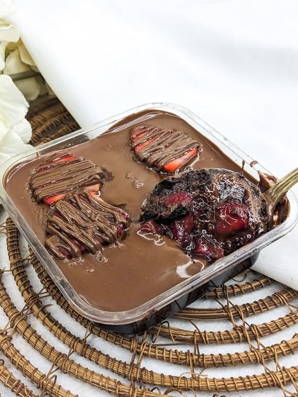 Scooping into the corner of our Nutella Strawberry cake tub reveals the perfect ratio of cake, fruit, and chocolate. We make sure every bite is as good as the first.