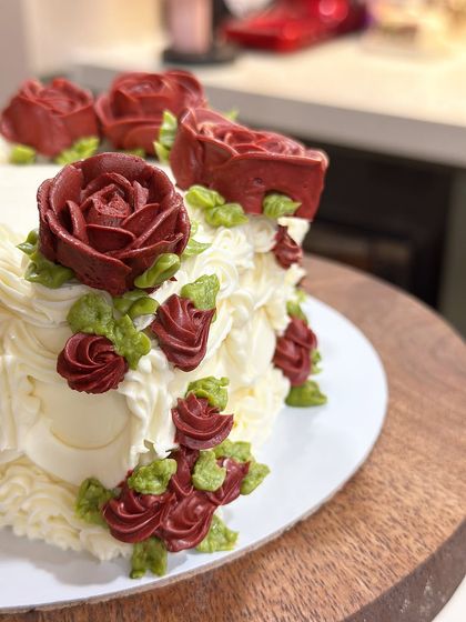 A close-up on the detail of the buttercream roses and leaves. I pipe each petal by hand to create a realistic and beautiful floral effect.