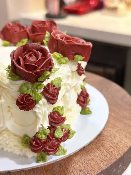 A close-up on the detail of the buttercream roses and leaves. I pipe each petal by hand to create a realistic and beautiful floral effect.