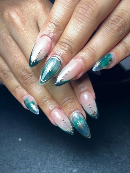 An elegant design with a green cat-eye effect and delicate silver star and line details.