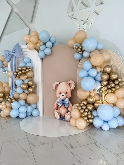 The full teddy bear themed backdrop, featuring arched panels and a large balloon arrangement. A light-up number "1" is nestled within the balloons.