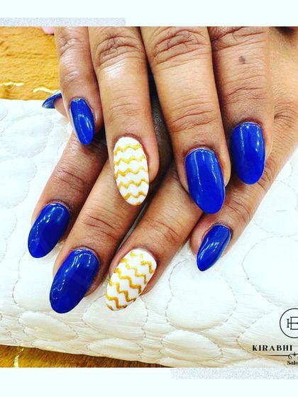 Another look at the elegant royal blue and gold patterned nail set.