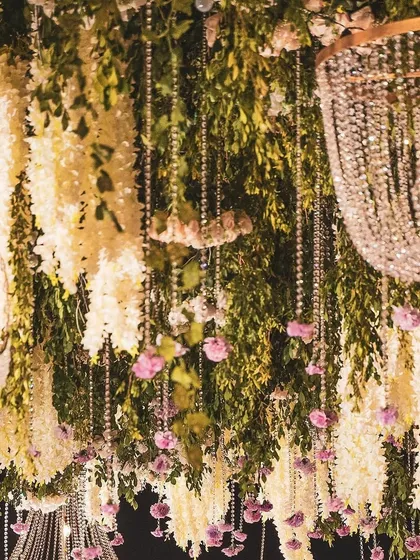 Another detail of the magnificent floral ceiling, showing the interplay of light, crystals, and flowers. This kind of detailed work transforms a space and creates an unforgettable atmosphere.